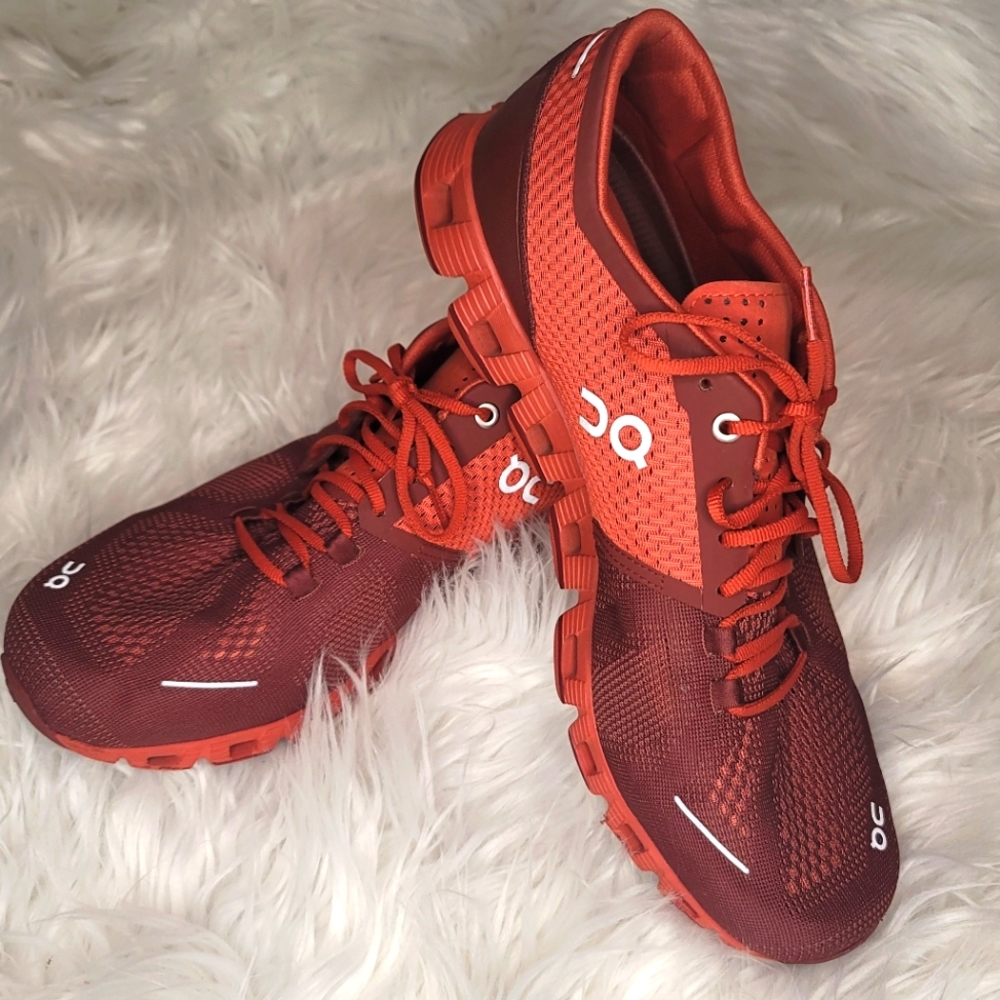 On running men's shoes  size 10